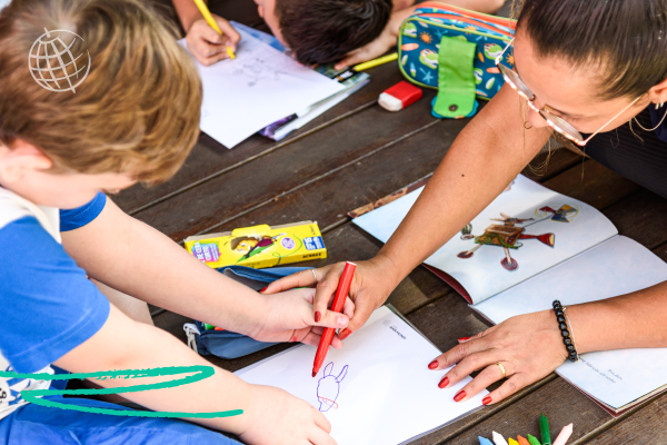 Como o Axis incentiva a criatividade dos alunos?