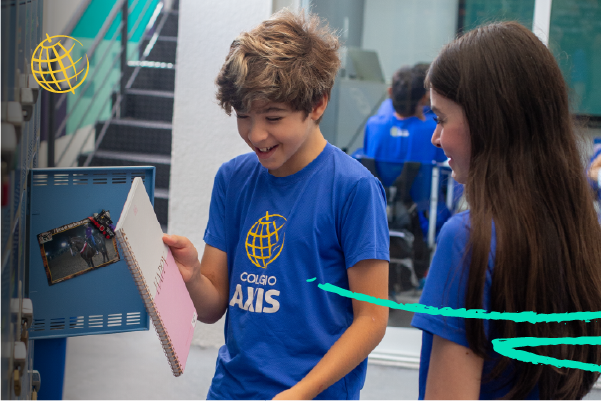 Dia das Crianças… ou não? Ela disse que não queria presente… mas tá aqui comendo chocolate e jogando no sofá