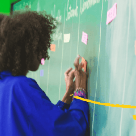 O ensino bilíngue do Axis não começa no idioma, começa no jeito de pensar