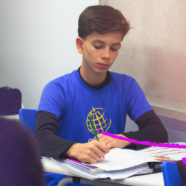 Sala menor, atenção maior: qual o impacto da individualização no aprendizado do Axis?