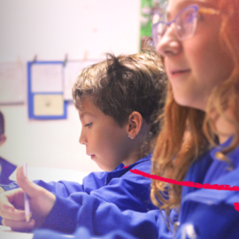 O ensino bilíngue do Axis vai além do idioma: como preparamos os alunos para certificações internacionais?